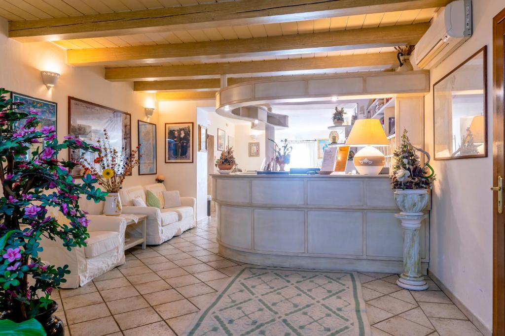 奥尔比亚加富尔酒店的客厅配有沙发和桌子