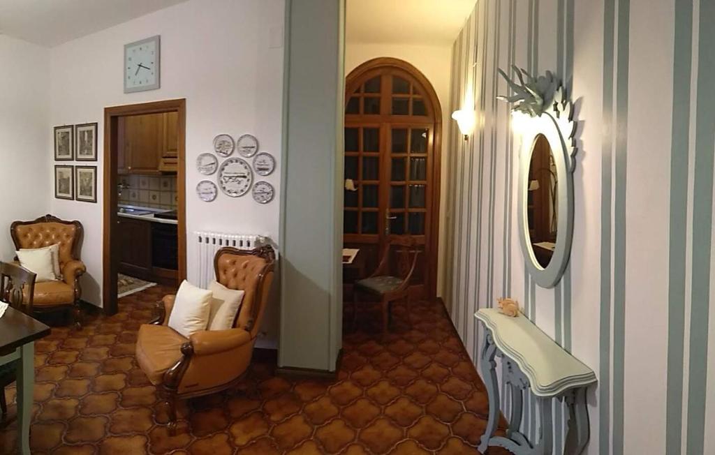 蒙特普齐亚诺Casa di nonna Cate的客厅配有两把椅子和一张桌子