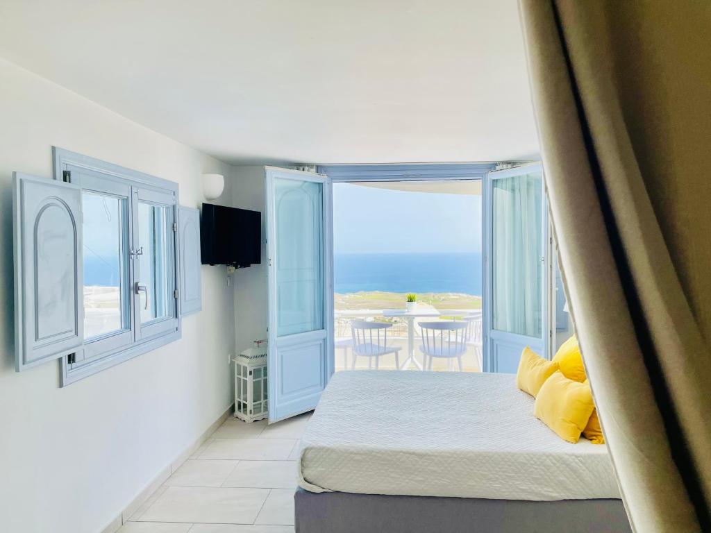费拉Elkaza Villas的一间卧室设有一张床,享有海景