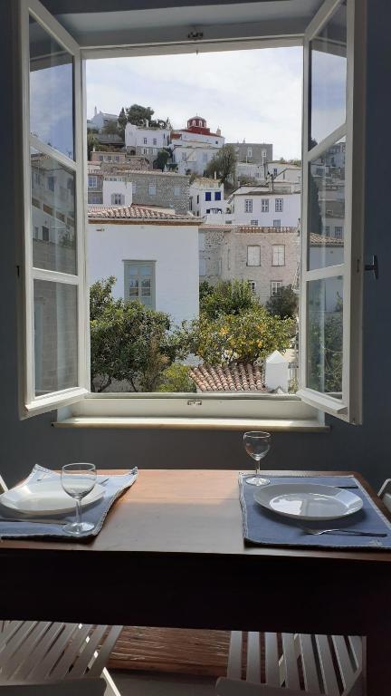 伊兹拉Diamond Suite的一张桌子,从窗口可欣赏到城市美景