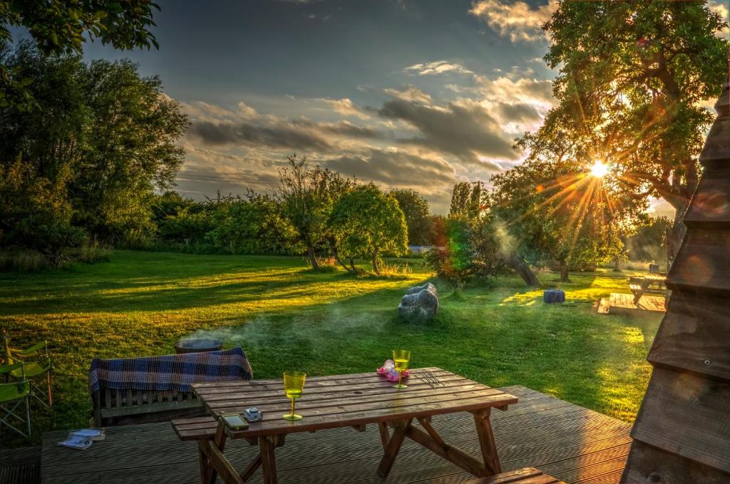 莱顿巴泽德Hill Farm and Orchard的花园内的木餐桌,享有阳光