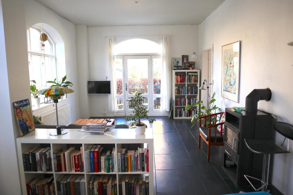 哥本哈根Michael's的客厅设有书架,书架上摆放着书籍