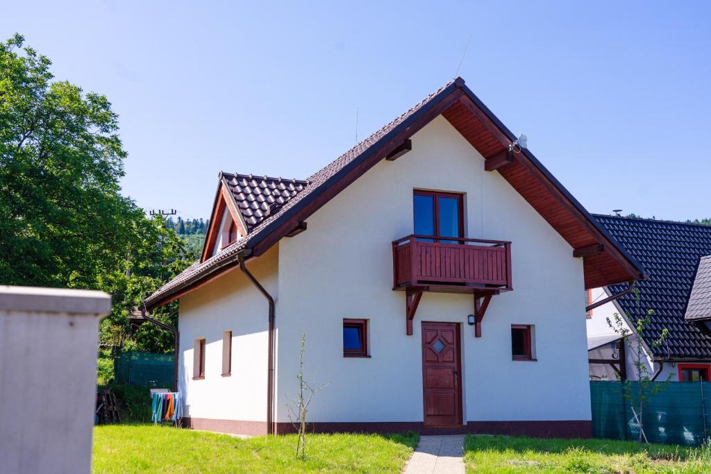 班斯卡 - 什佳夫尼察Tvoja Chata的白色的房子,设有红色的阳台