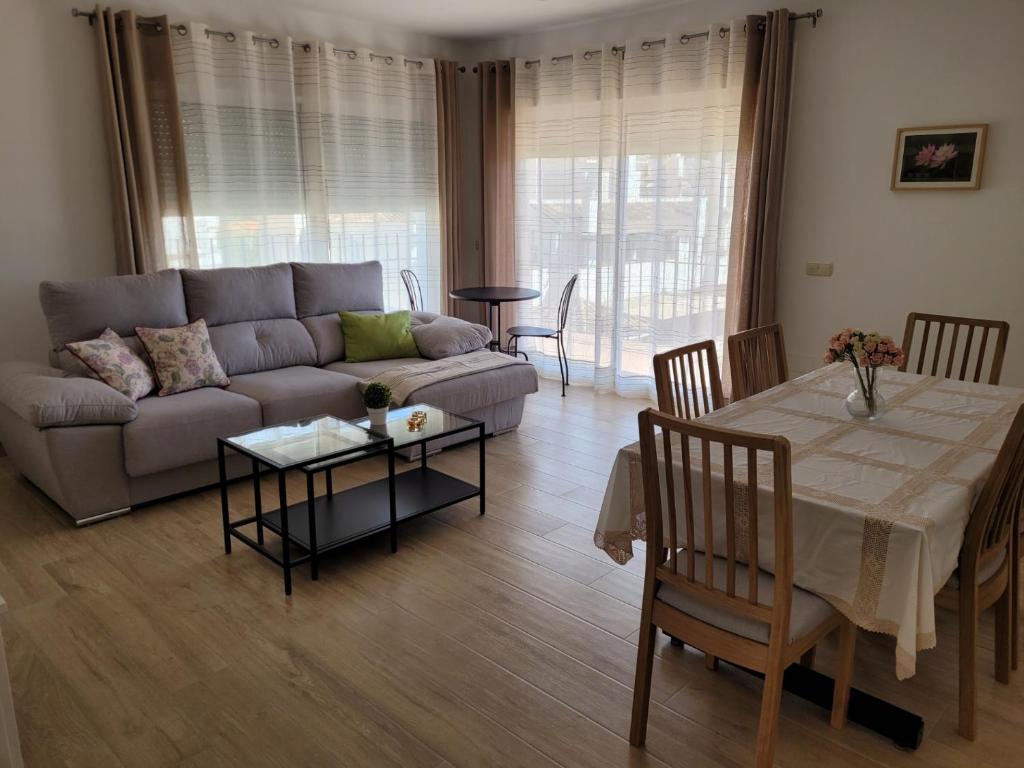 马贝拉Marbella Centro的客厅配有沙发和桌子