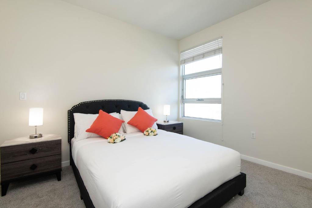 洛杉矶ViewPoint Suites的卧室配有白色的床和窗户。