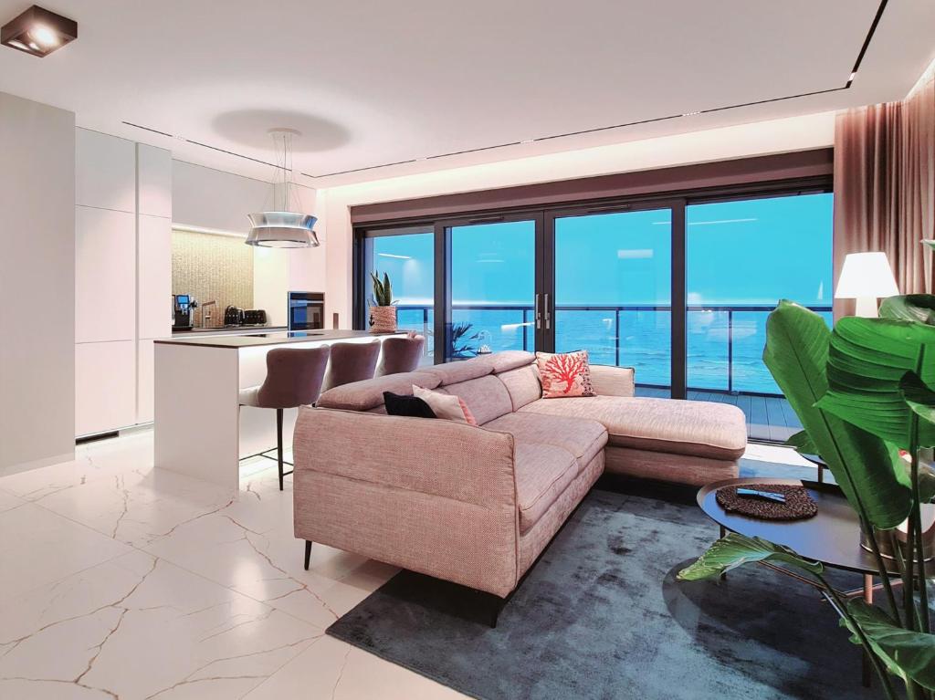 济夫努夫BALTIC VIEW Luxury Apartment Gardenia FRONT的带沙发的客厅和厨房