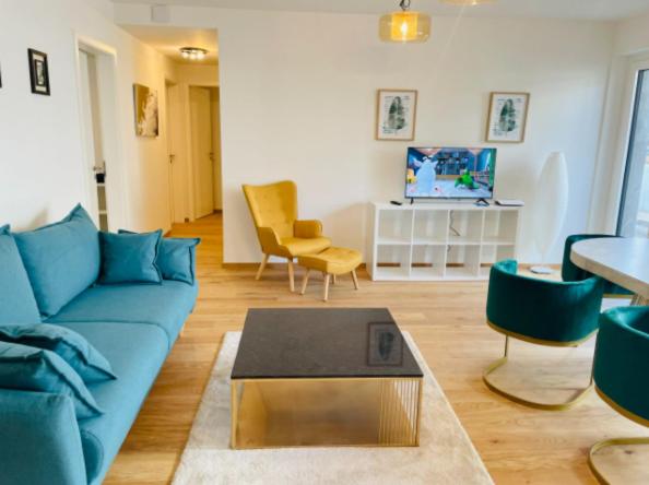 卢森堡Brand New Luxury 3 bedrooms, Terrace and Free Parking - noah的客厅配有蓝色的沙发和椅子