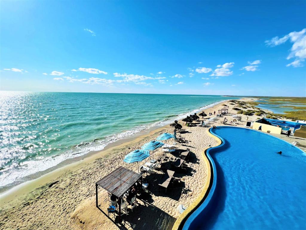 La ChoyaRocky Point - Ocean Front - King - Suites - Sleeps12 - Gated - POOLS WI-FI的海滩空中景泳池