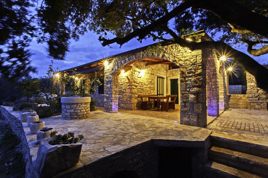 尼亚卢卡Stone House San Pelegrin的石头房子,晚上设有露台