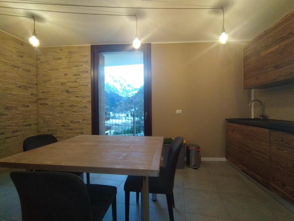 泰穆GRAYNITE-Adamello Peak Apartments的一间带木桌和椅子的用餐室
