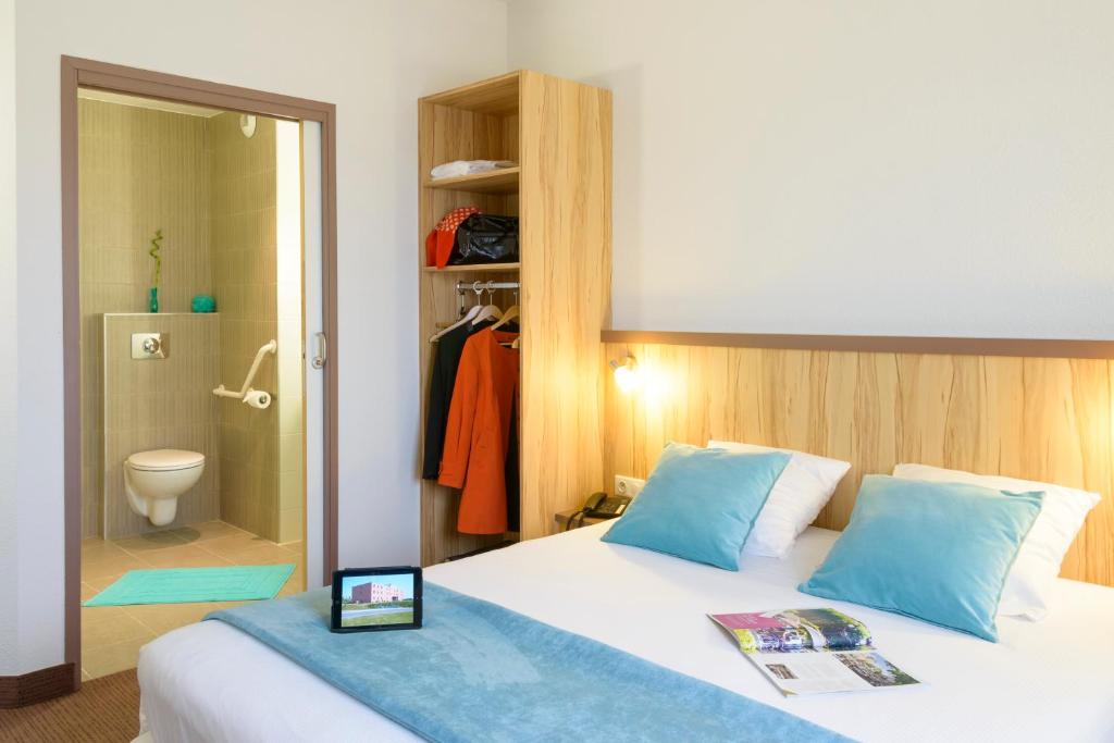 兰斯Brit Hotel Reims Croix Blandin的一间卧室配有一张床,浴室设有淋浴。