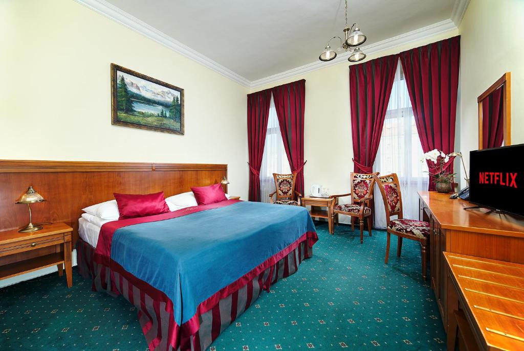 布拉格绿花园酒店的酒店客房,配有床和电视