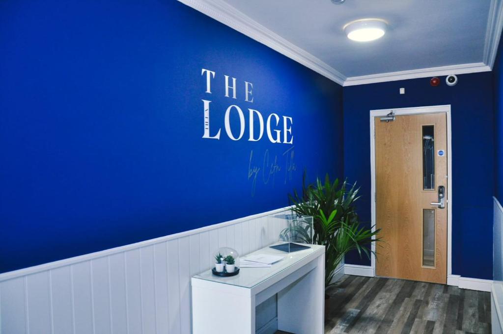 阿斯克The Lodge by Cefn Tilla的一间设有蓝色墙壁的客房,大堂