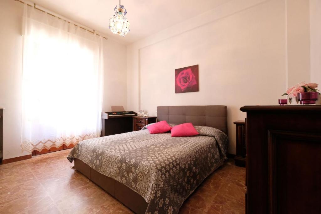 皮内托Malibù 5 Pineto Vacanza的一间卧室配有带粉红色枕头的床。