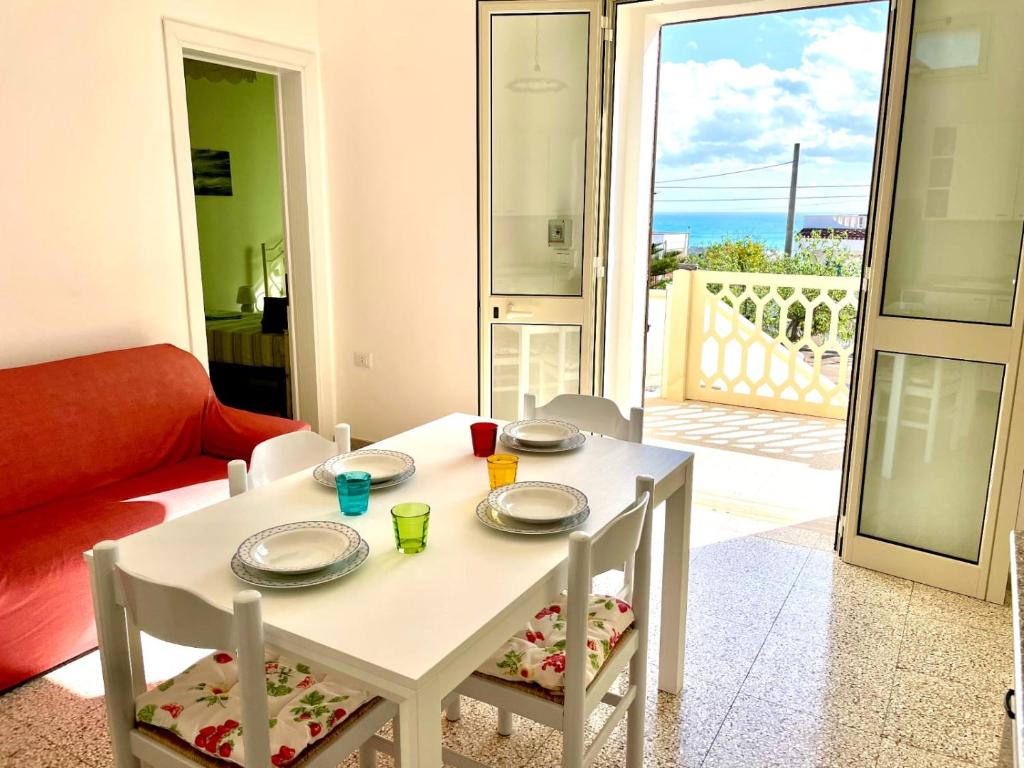 托雷瓦多Le macchie - Vacanza nel verde的白色的桌椅,享有海景