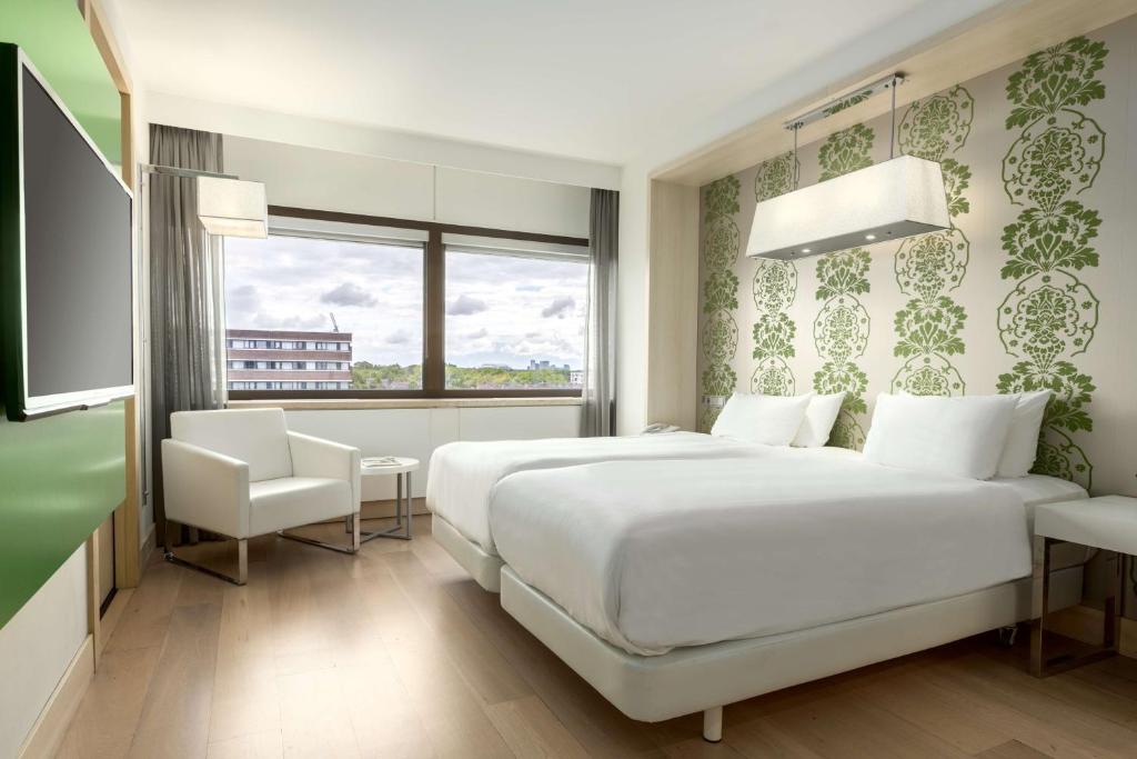 阿姆斯特丹南阿姆斯特丹NH酒店的卧室设有一张白色大床和一扇窗户。