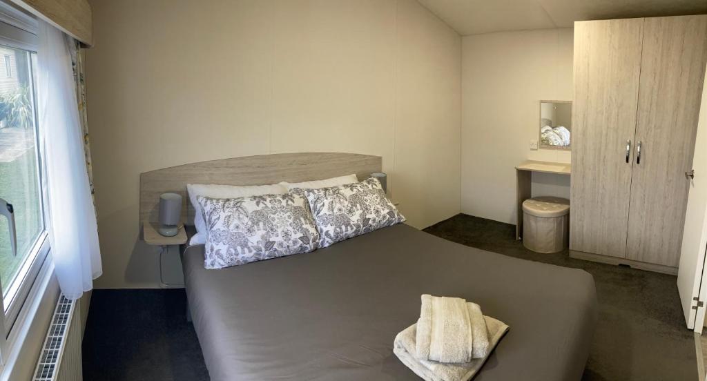 惠茨特布尔Seaview Holiday Rentals的一间小卧室,配有床和窗户
