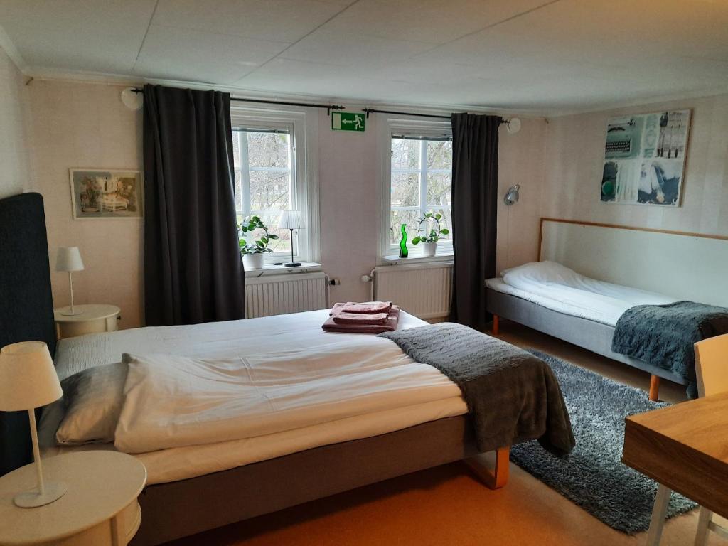 韦特兰达卡瓦恩达蒙斯住宿加早餐旅馆的一间卧室设有两张床和两个窗户。