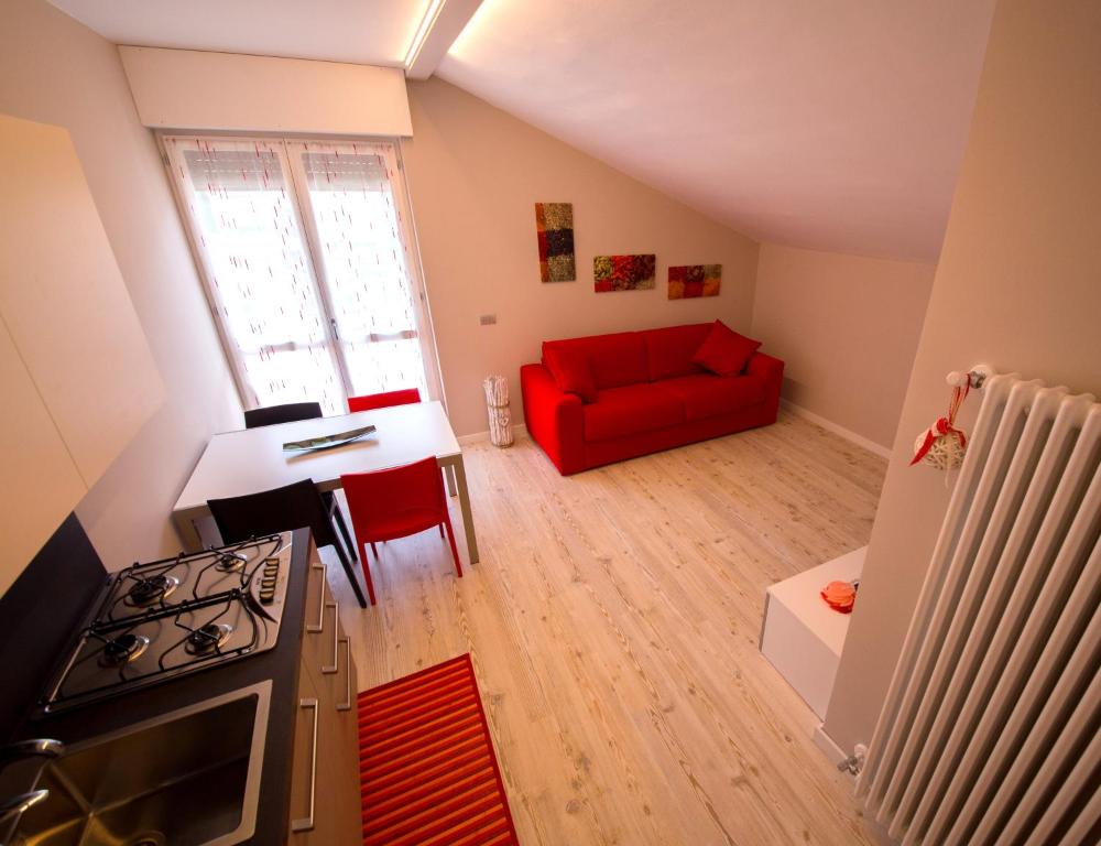 奥斯塔Appartements Chez Maghy的客厅配有红色的沙发和桌子