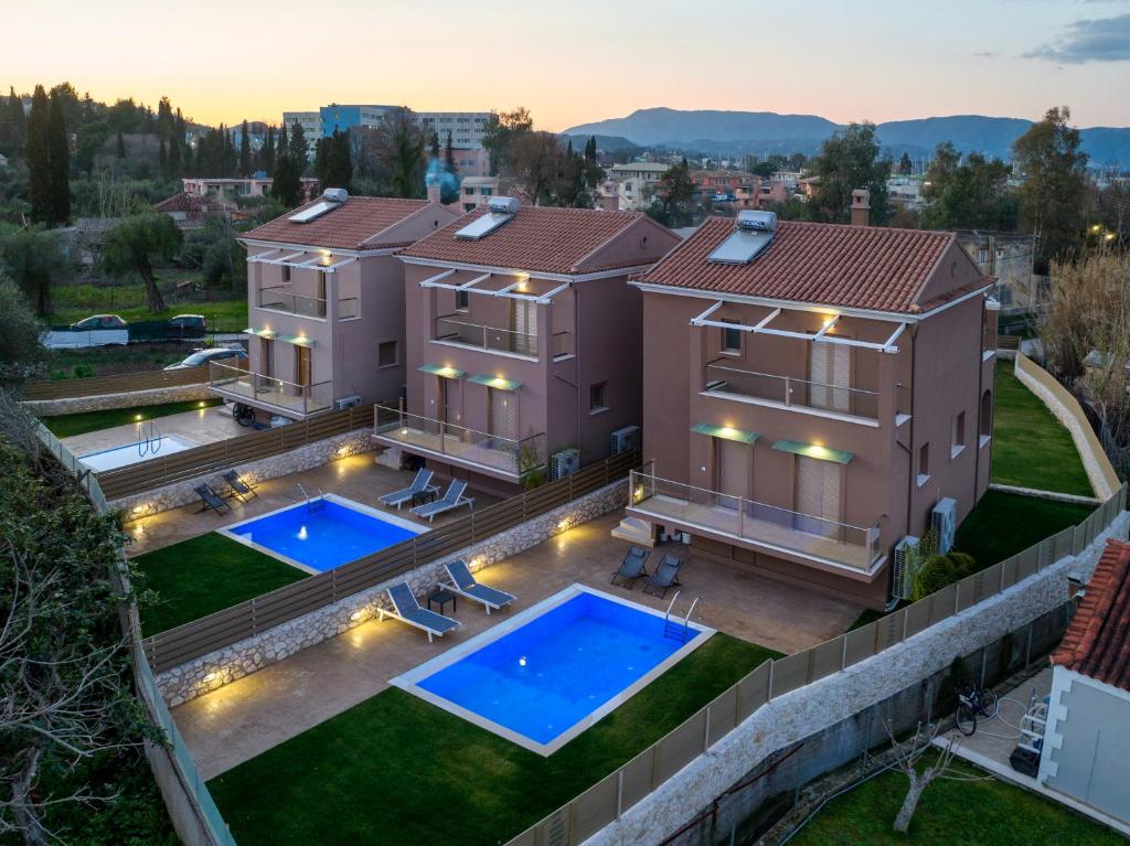 科孚镇Efilenia Luxury Villas的享有房屋的空中景致,设有2个游泳池