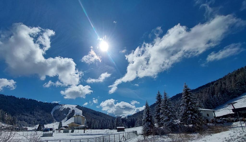 福尔加里亚Rifugio Di Pace的天空中闪烁着的阳光,在雪覆盖的山中