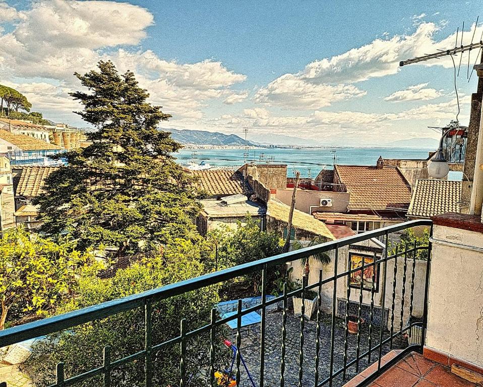 维耶特里La casa nel duomo Vietri sul Mare的阳台享有城市美景。