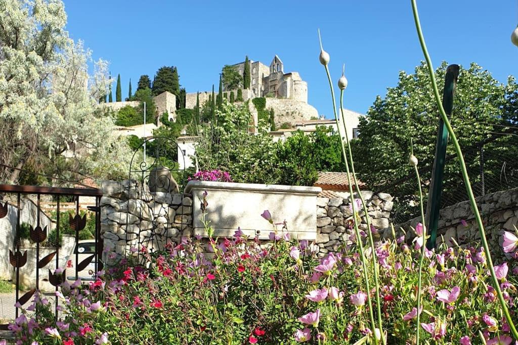 RoussasPause couleur Lavandula的一座种有鲜花的花园和一个城堡