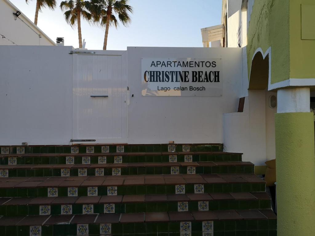 卡兰博希toni's apartament Menorca的一套楼梯,上面有雅典娜的洗礼海滩标志