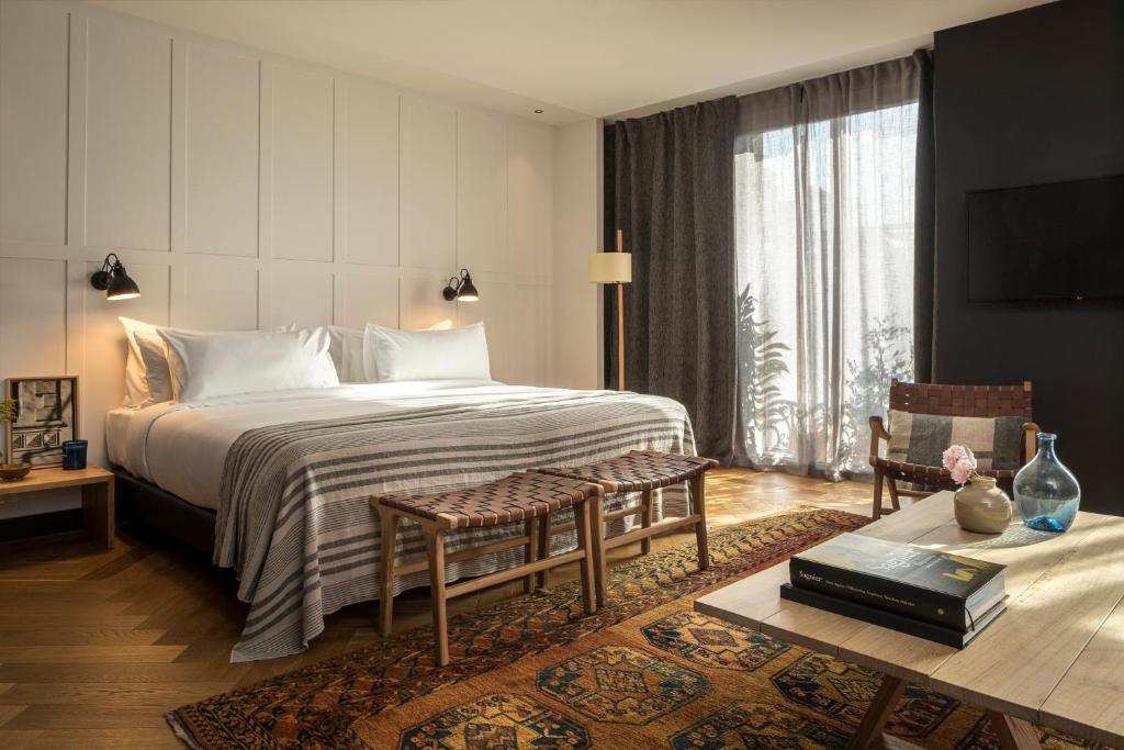 巴塞罗那Hotel Casa Sagnier的酒店客房配有一张床铺和一张桌子。