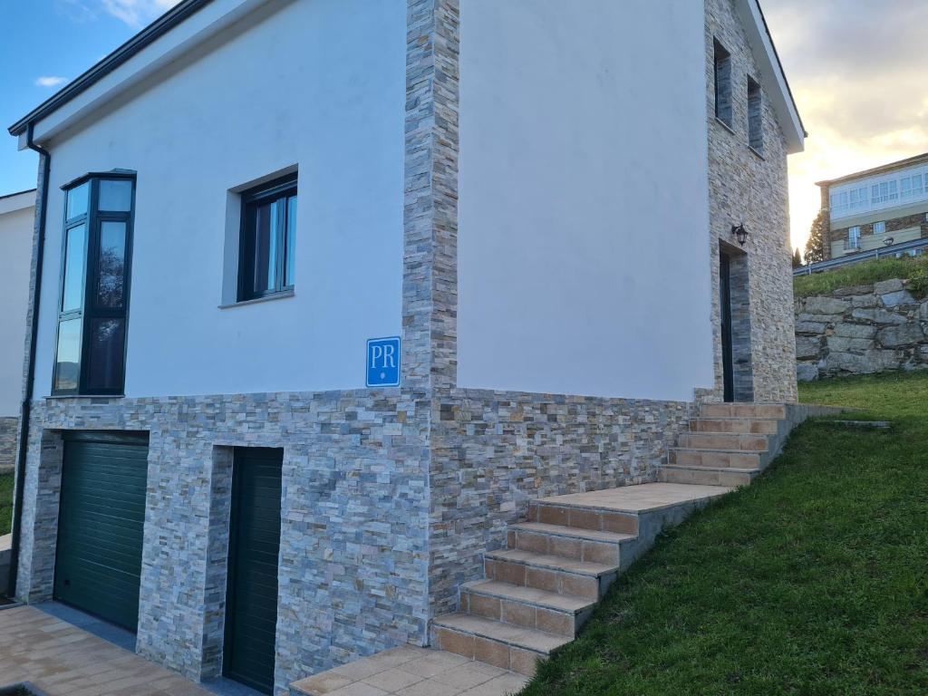 波尔托马林Sleeping portomarin 1的一边有蓝色标志的房子