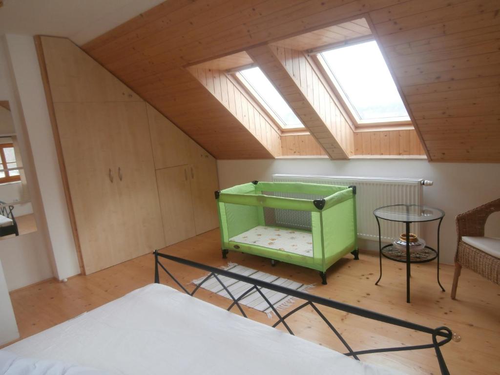 Frýdštejncharming house with beautiful landscape的客房设有绿色的床和窗户。