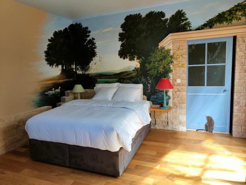 ThenayL'auberge De Thenay的一间卧室配有一张壁画床