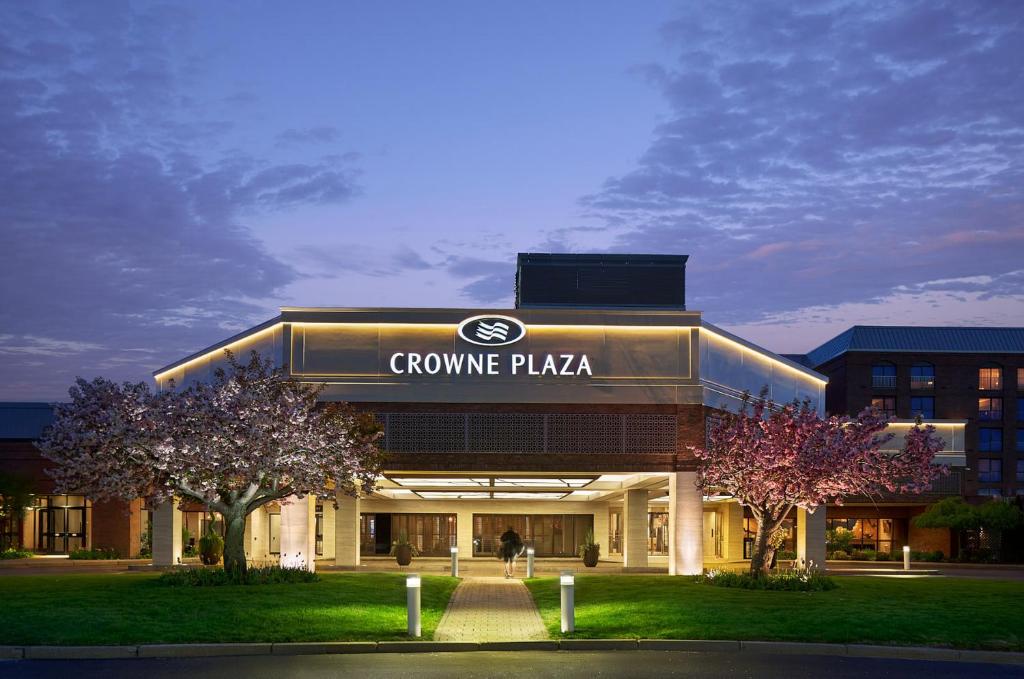 沃里克Crowne Plaza Providence-Warwick (Airport), an IHG Hotel的一座有标志的建筑,上面有读树广场的标志
