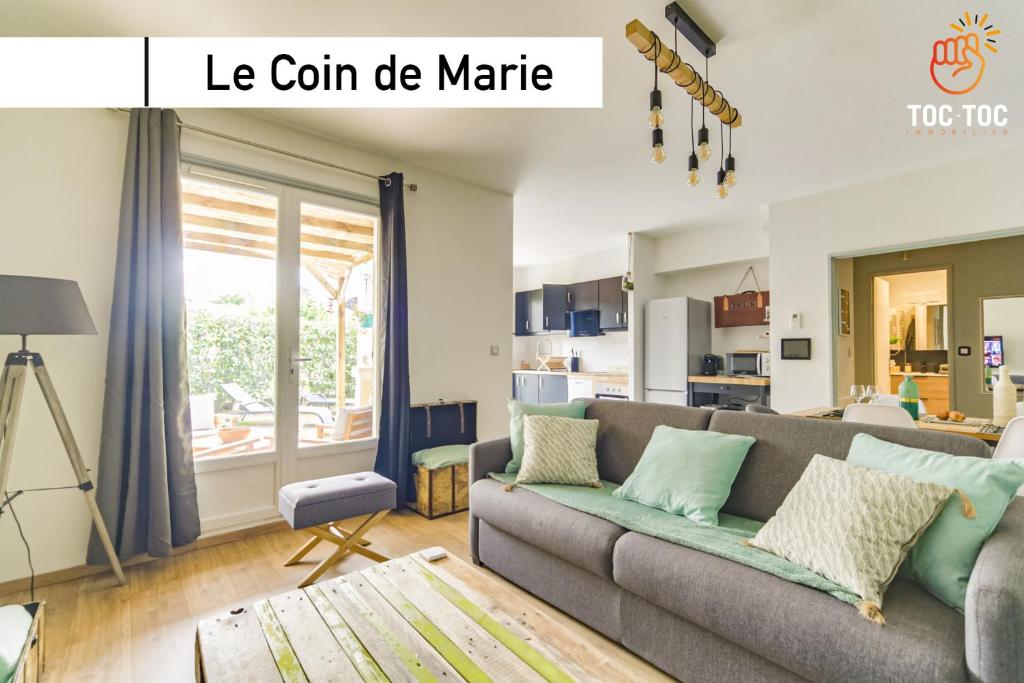 朗布依埃Le Coin de Marie à deux pas du centre ville的客厅配有沙发和桌子