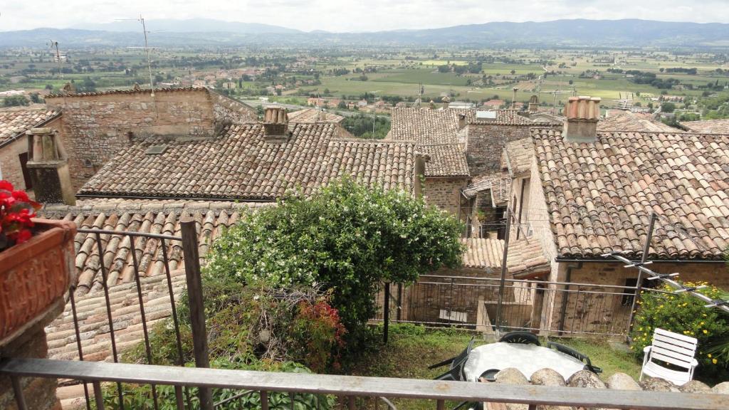 斯佩洛La Terrazza di Spello的享有村庄美景,设有屋顶