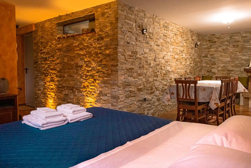 MonticchioAlloggio Gladiolo的一间卧室配有带毛巾的床