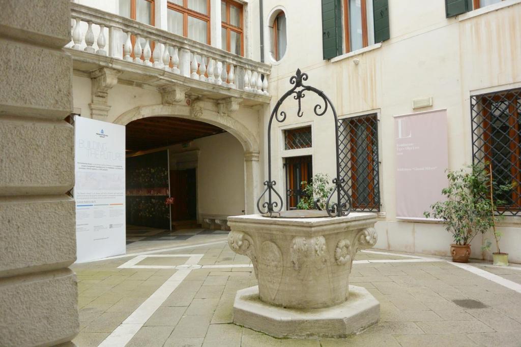威尼斯利维基金会酒店的一座建筑前的大型石材种植园
