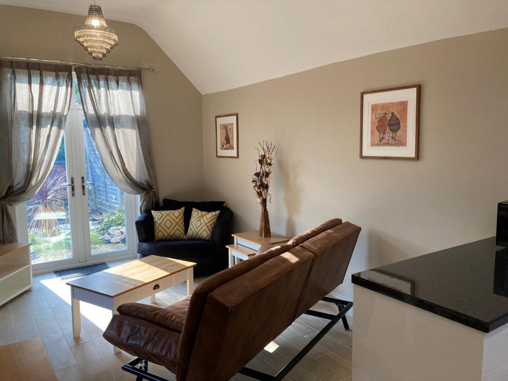凯特林Garfield Cottage的客厅配有沙发和桌子