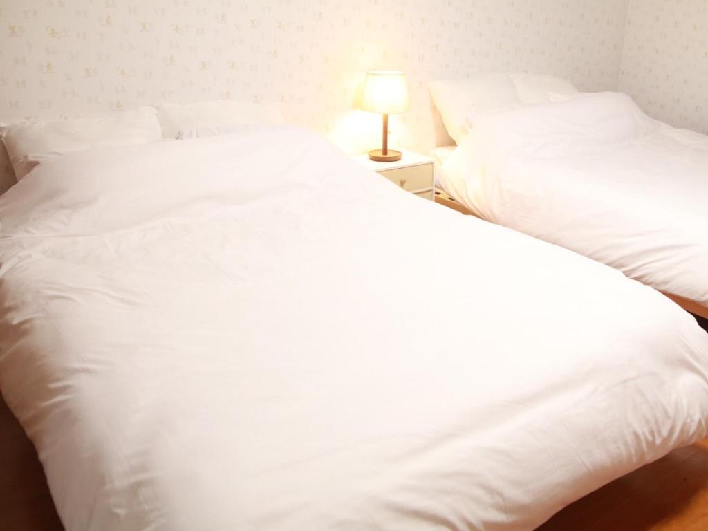 千叶Chiba - House - Vacation STAY 41221v的卧室内两张彼此相邻的白色床