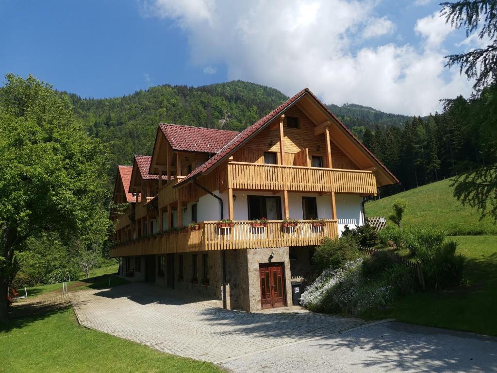 卢斯泽格尼扎弗拉尼克旅馆的一座大型木屋,位于山上,设有阳台
