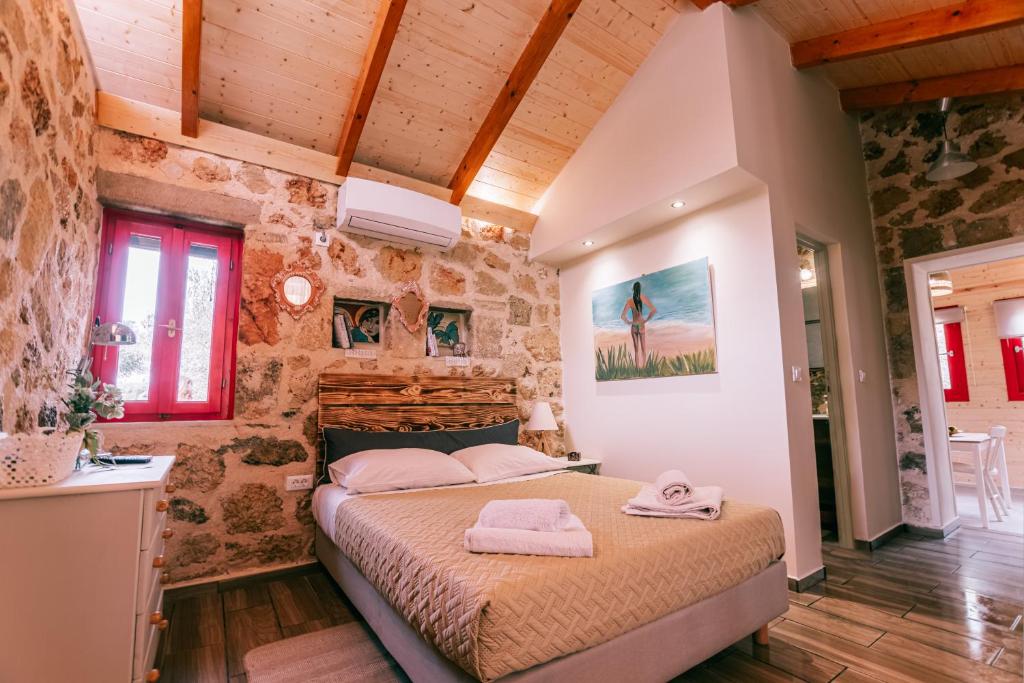 佩萨达Dreamy Stone House的卧室配有一张石墙床