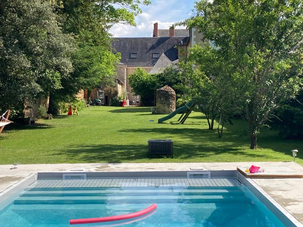 拉弗雷切Les Chambres du Roi的院子里有两个红色飞盘的游泳池
