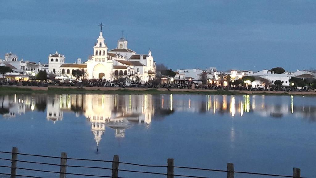 埃尔罗西奥Jardines del Acebron的水中反射的教堂景象