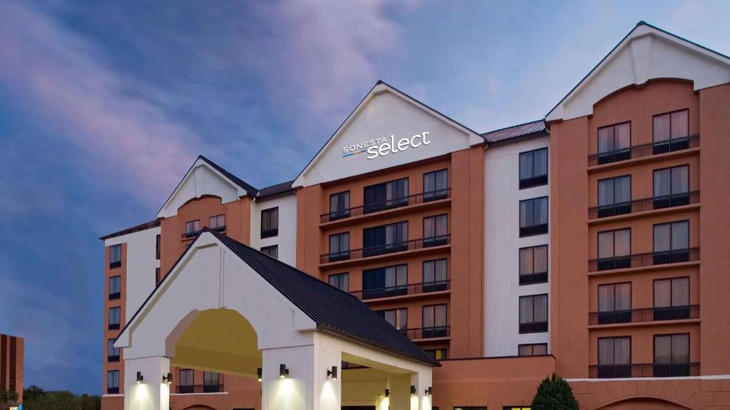 德卢斯Sonesta Select Atlanta Duluth的酒店外观的 ⁇ 染