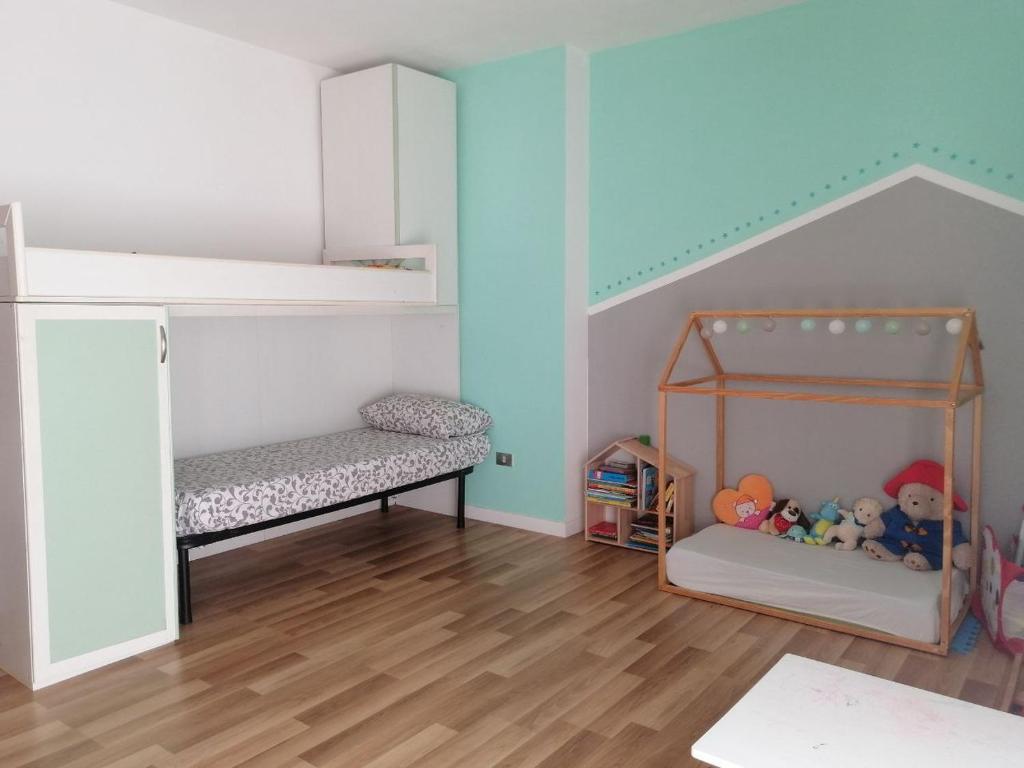 锡尔维玛丽娜Ampio attico vista mare tra comfort e tranquillità的儿童卧室配有双层床和婴儿床