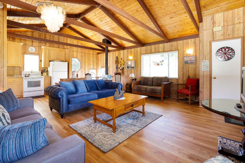 坎布里亚Cambria Escape的客厅配有蓝色的沙发和桌子