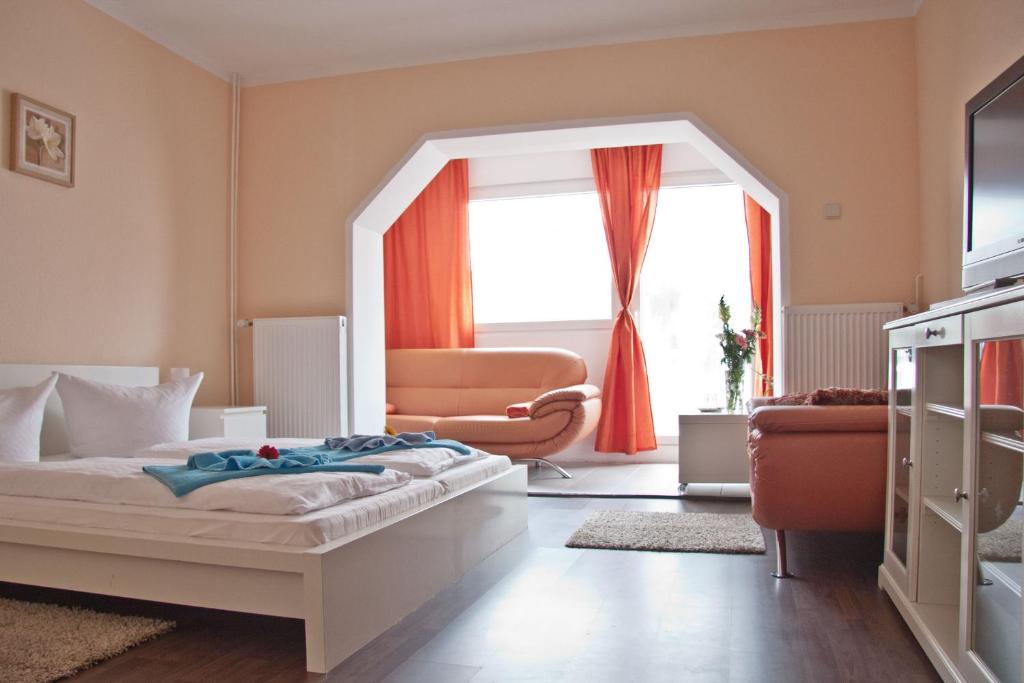 柏林贝尔酒店 的卧室配有床、椅子和窗户。