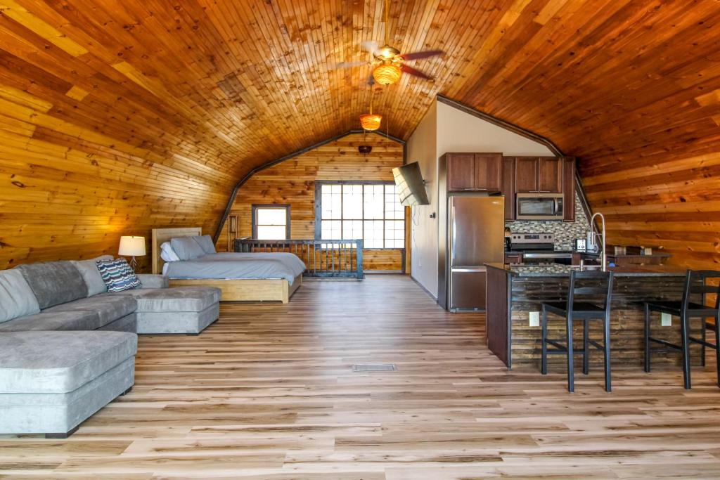 BurdettSeneca Lake Getaway的大型客厅设有木制天花板