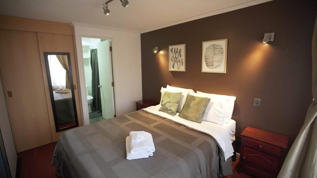 伊基克Espacio Norte Familiar - Cavancha的酒店客房,配有床和镜子