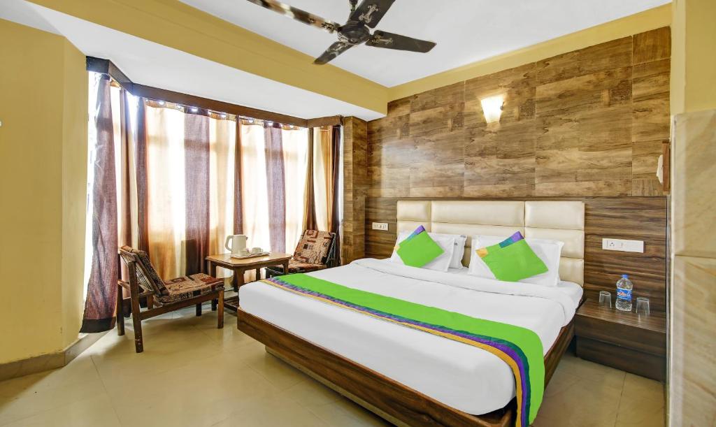 贾姆穆Itsy By Treebo - Amrita Raghunath Bazaar Jammu的一间卧室设有一张带木墙的大床